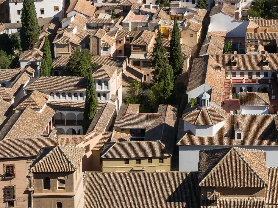 Tejados de teja árabe en un casco histórico