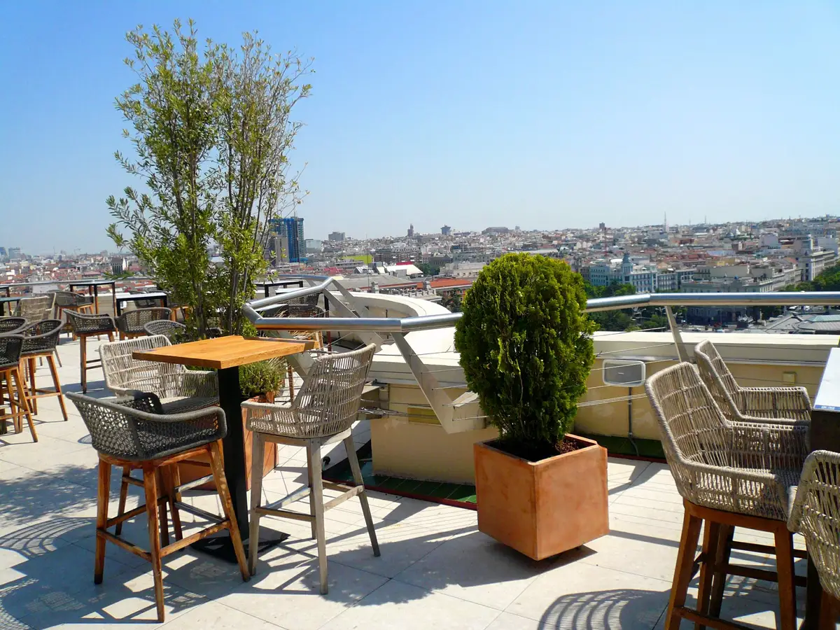 Terraza en cubierta con pavimento cerámico y mobiliario exterior