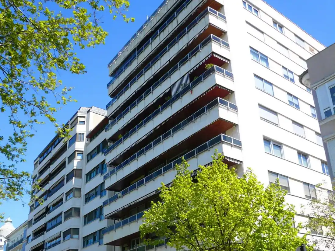 Edificio de viviendas con terrazas en una calle española